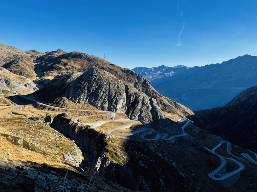Tremola am Gotthardpass auf geführter mehrtägiger Motorradtour durch die Alpen