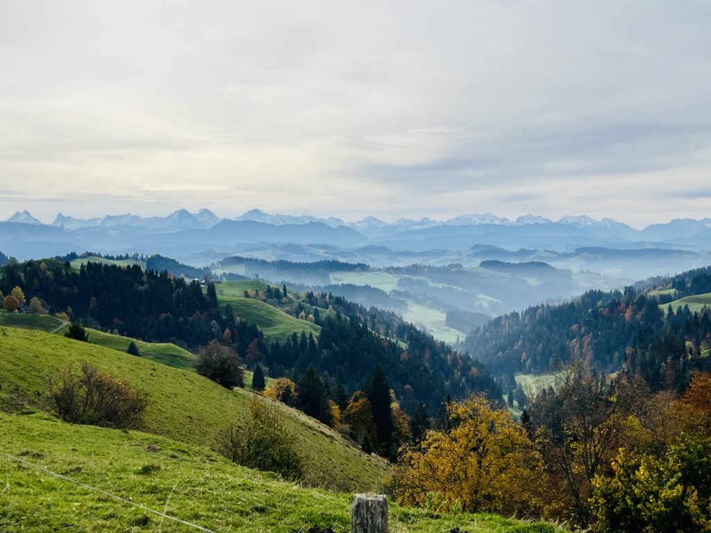 Panorama vom Emmental mit Sicht Richtung Berner Oberland und Alpenkette