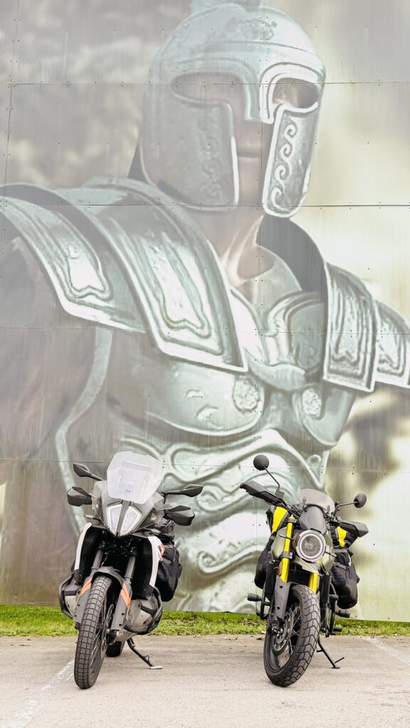 Motorräder bei Aguntum mit Gladiator-Plakat