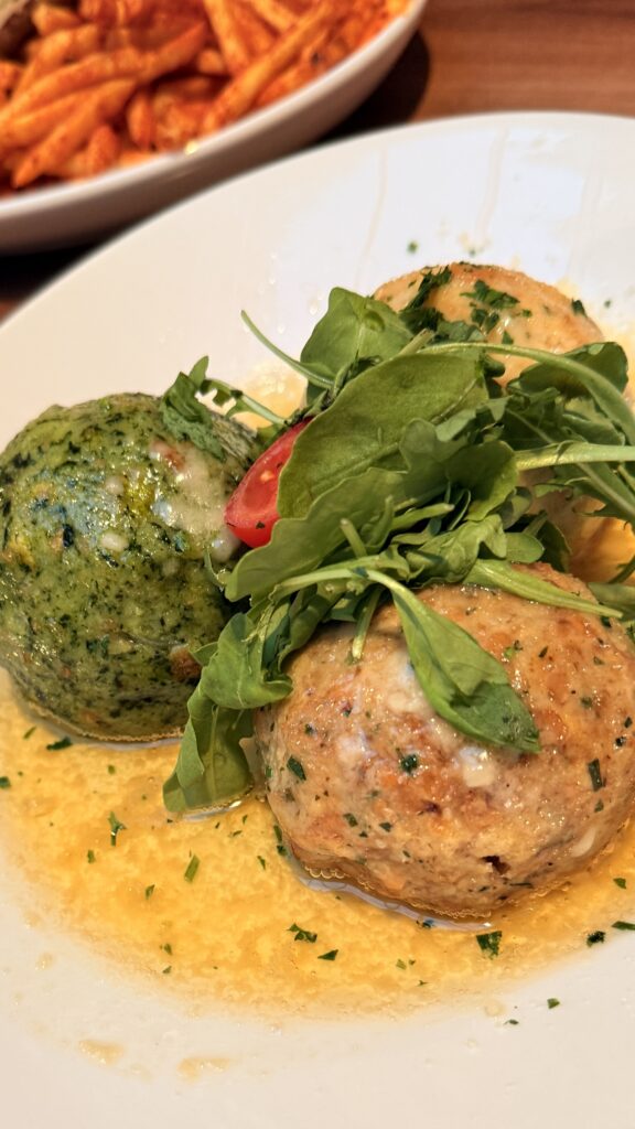 Knödel Tris, traditionelle Südtiroler Spezialität