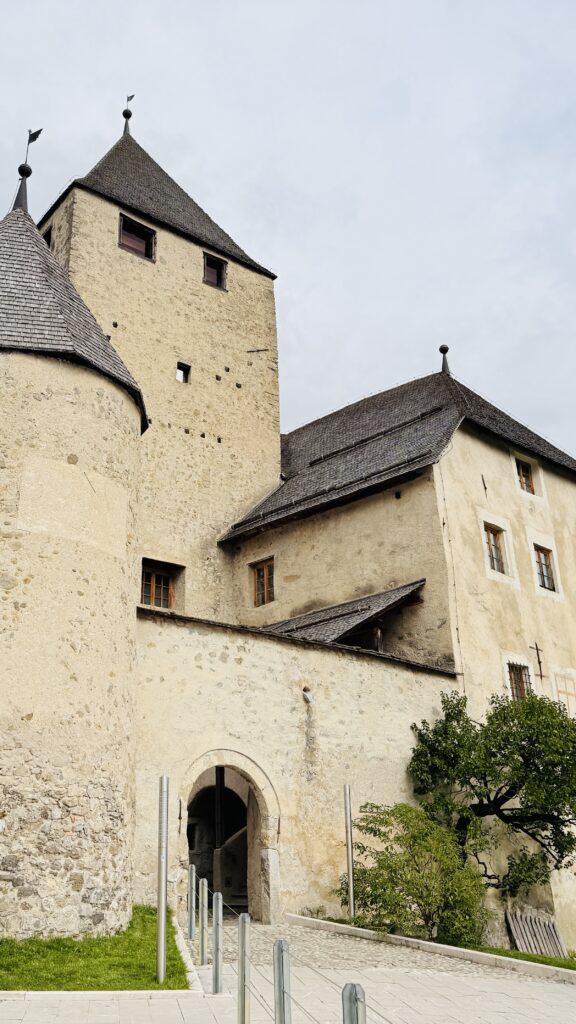 Schloss mit Museum der Ladiner in den Dolomiten