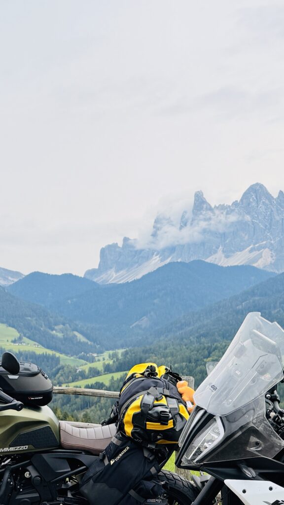 Motorrad-Stopp mit Dolomitenpanorama