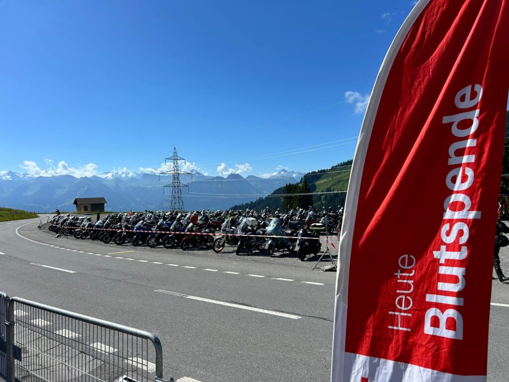 Glaubenbergpass und Parkplatz vor dem Eventgelände auf geführter Motorradtour