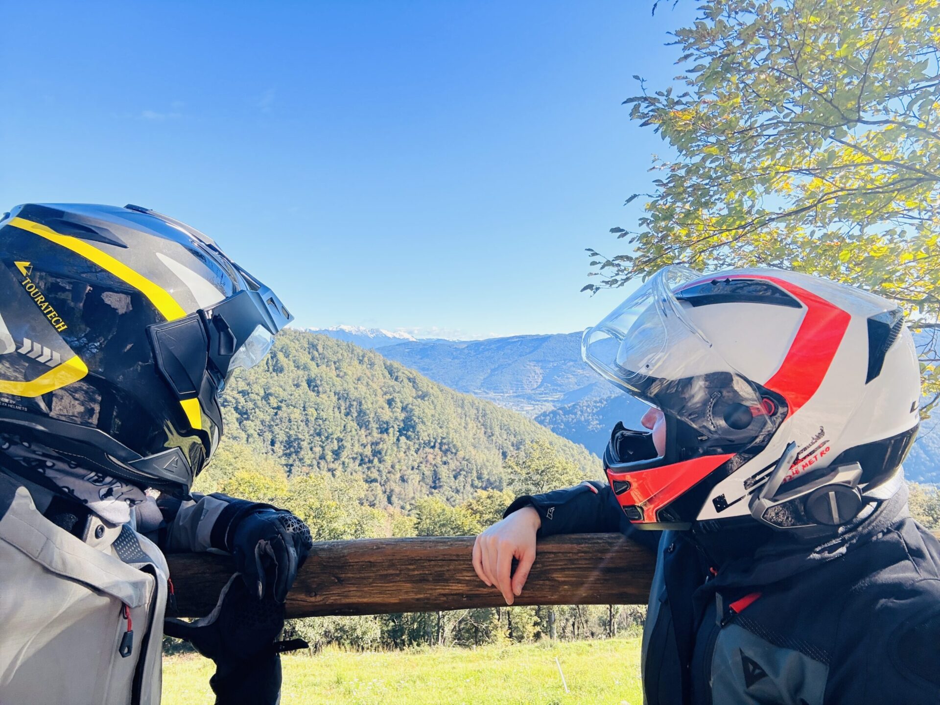 Motorradfahrer auf der Grenzkammstrasse mit Blick über die Berglandschaft