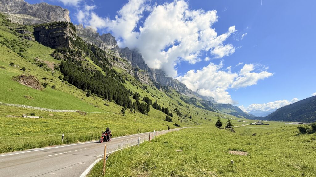 Individuelle Motorradtour auf Alpenstrasse mit Bergkulisse