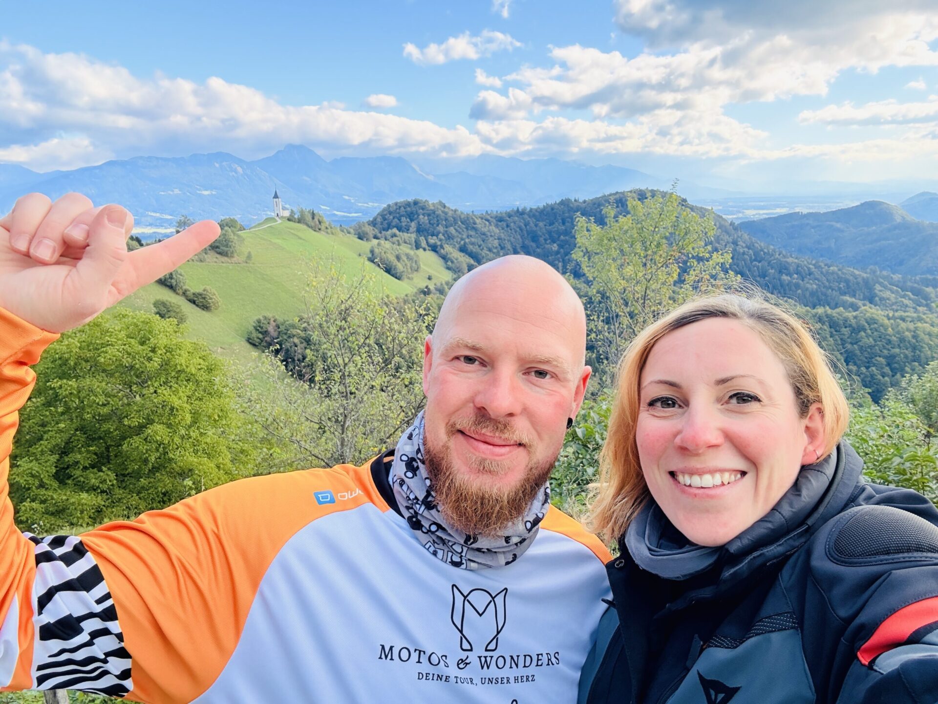 Selfie von Dominik und Paulina von Motos & Wonders vor der Kirche von Jamnik in Slowenien