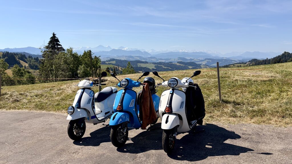Drei Vespa-Roller mit Panoramablick über das Emmental und die Alpen