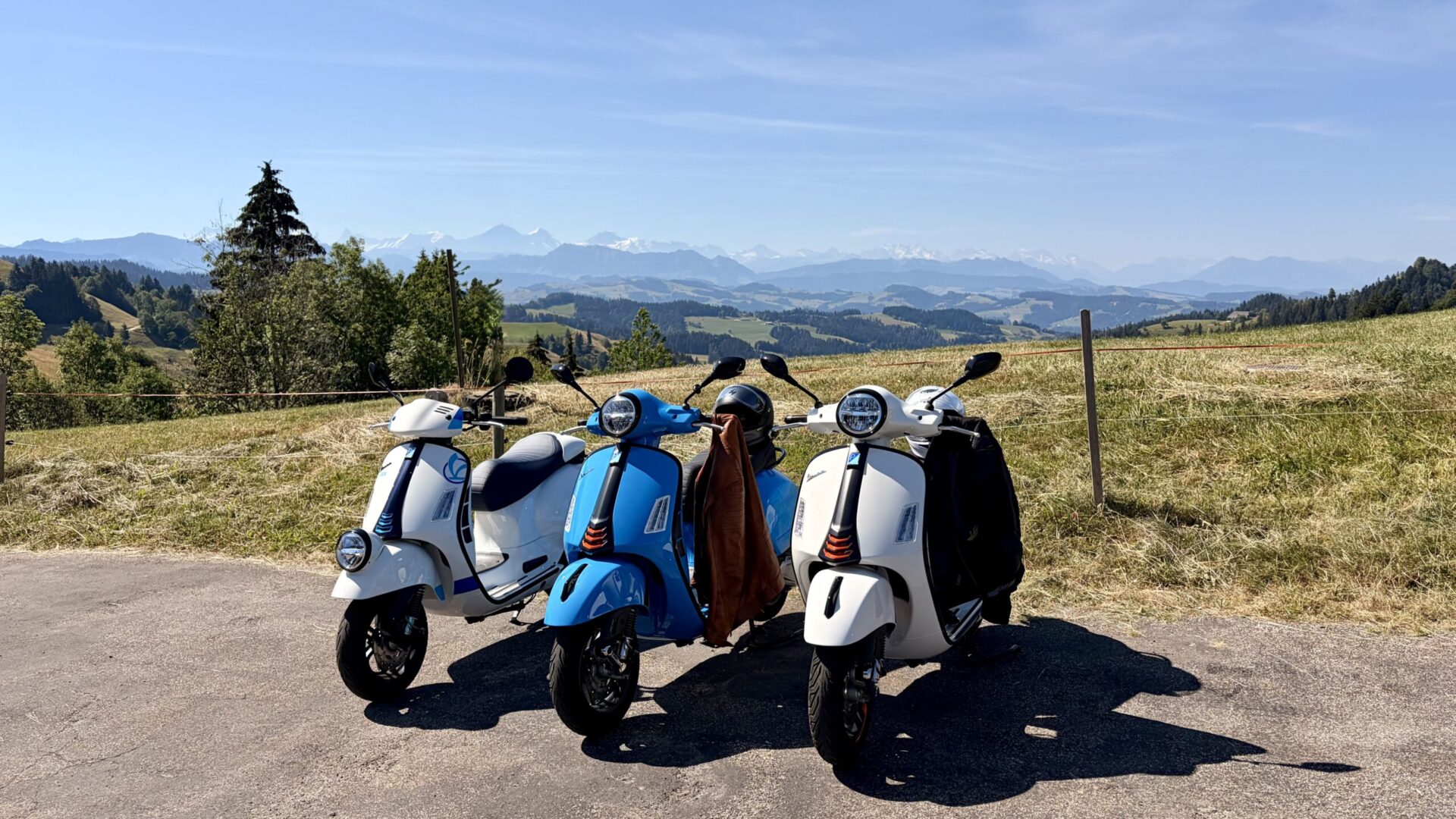 Drei Vespa-Roller mit Panoramablick über das Emmental und die Alpen