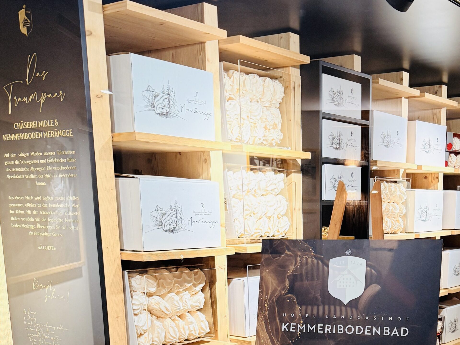 Regale mit Meringues im Laden des Kemmeriboden-Bad im Emmental