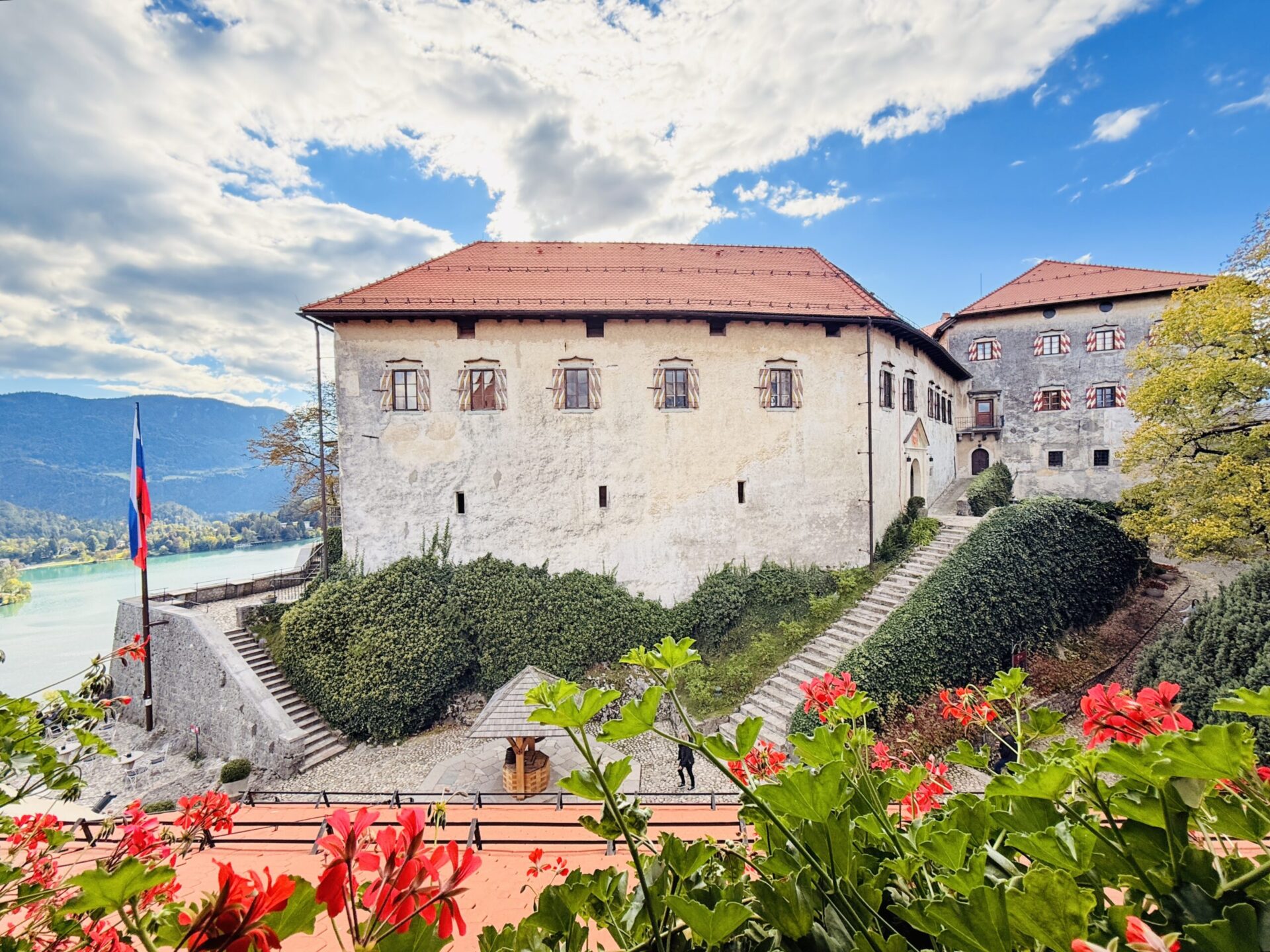 Burg Bled über den Dächern des Ortes vor den Julischen Alpen