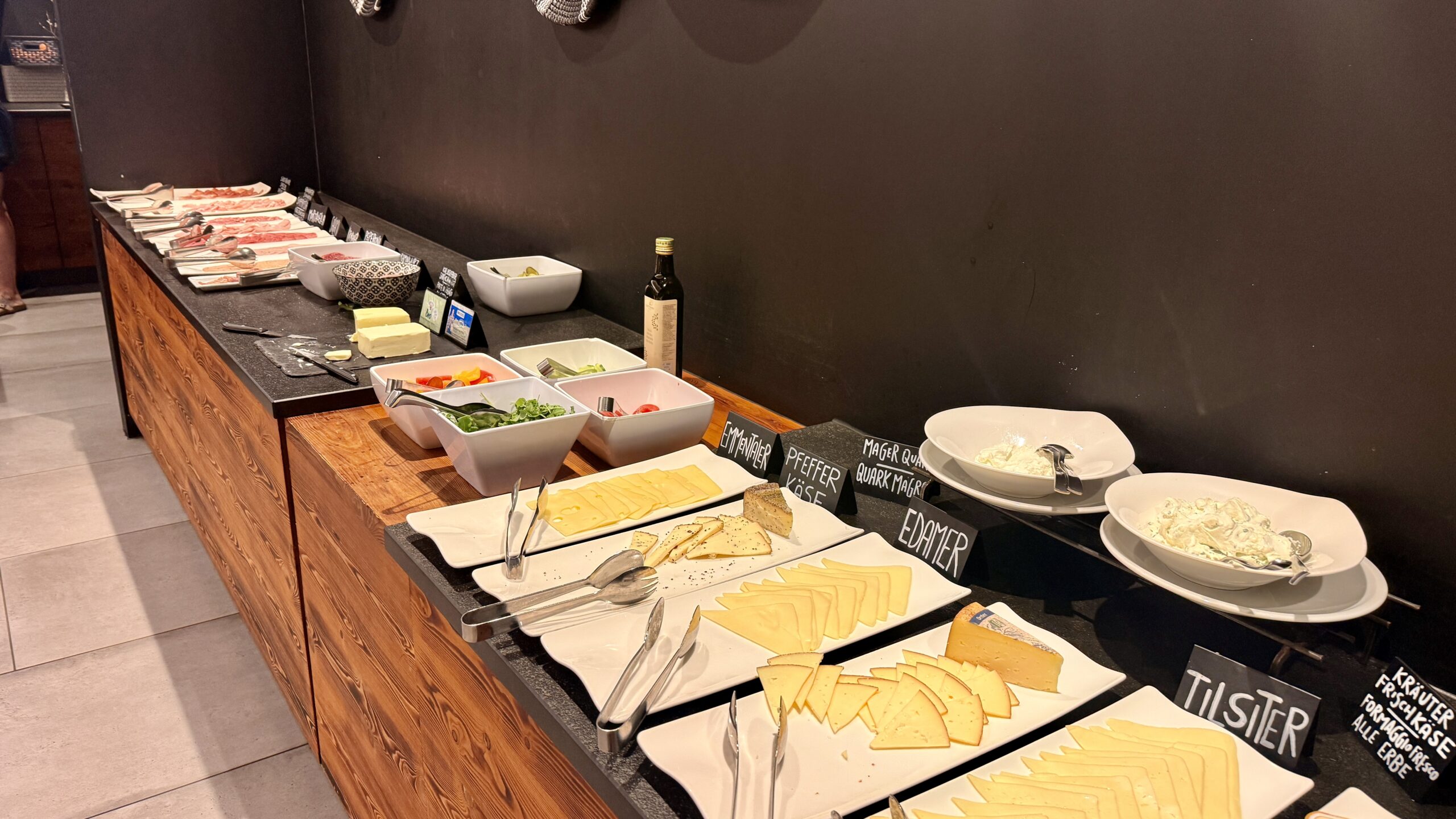 Frühstücksbuffet mit Käse- und Aufschnittauswahl im Hotel auf der Slowenien-Tour