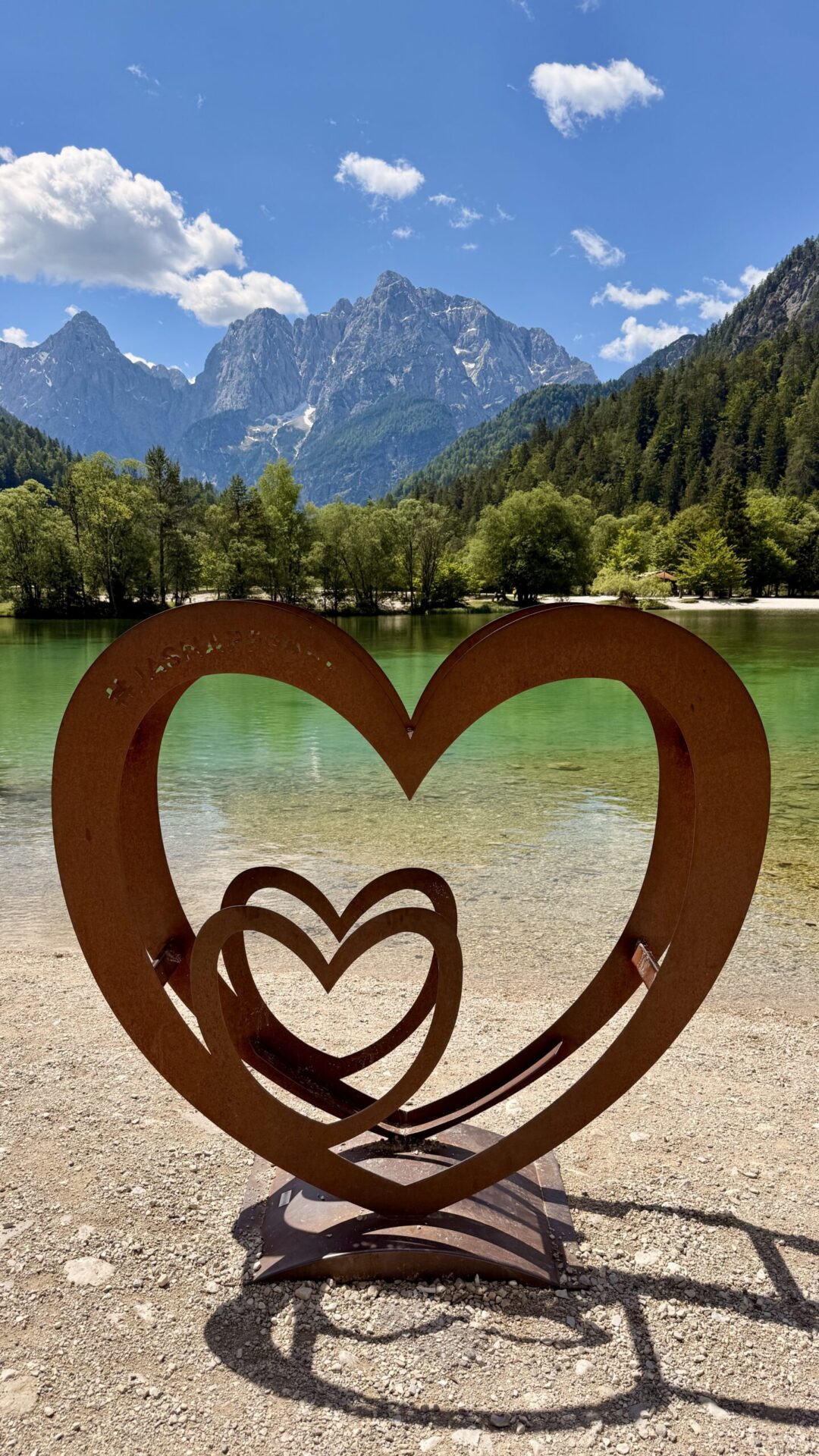 Herz-Skulptur am türkisen Jasna-See bei Kranjska Gora vor den Julischen Alpen