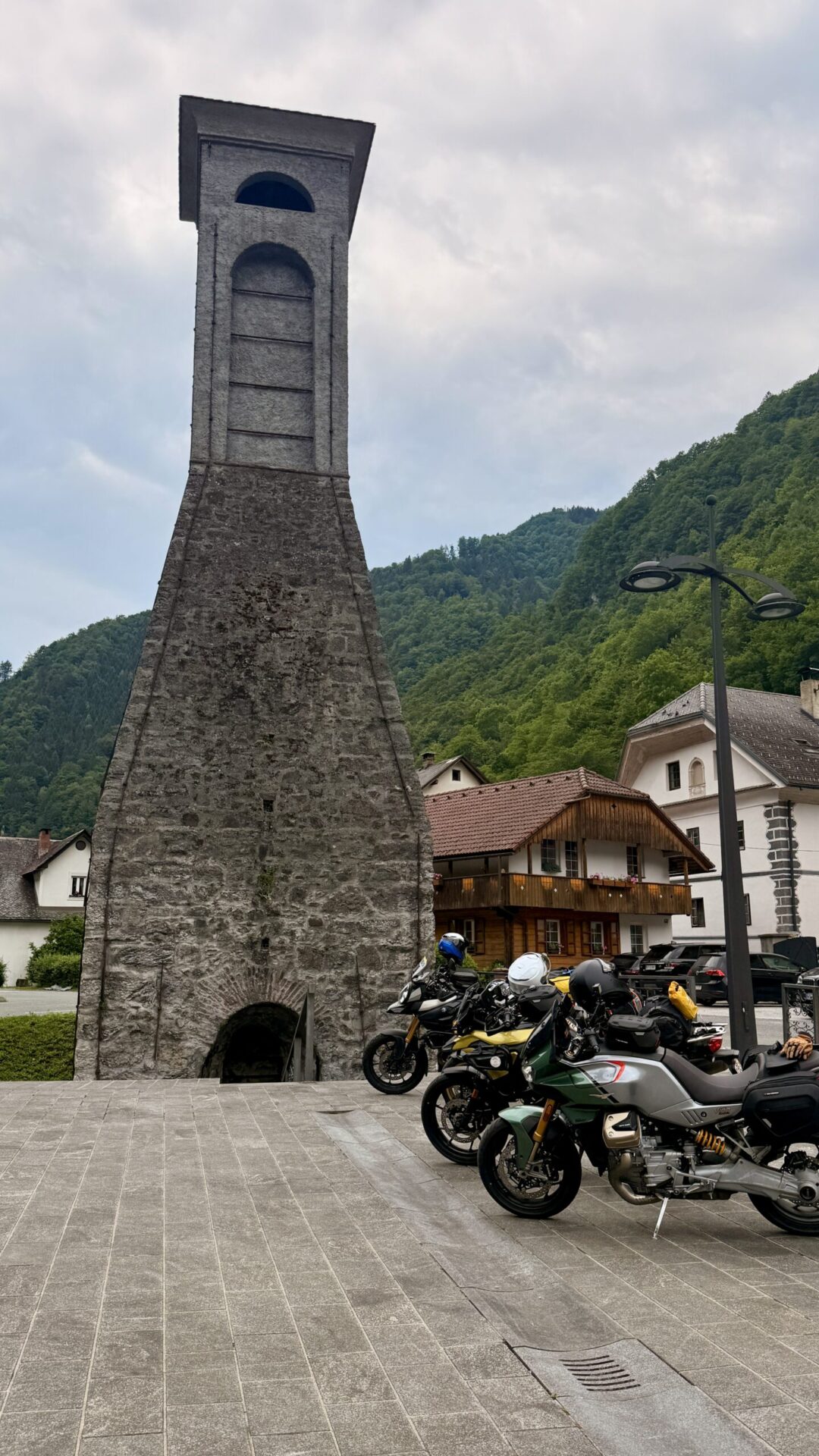 Motorräder vor dem historischen Hochofen im Dorfzentrum von Železniki