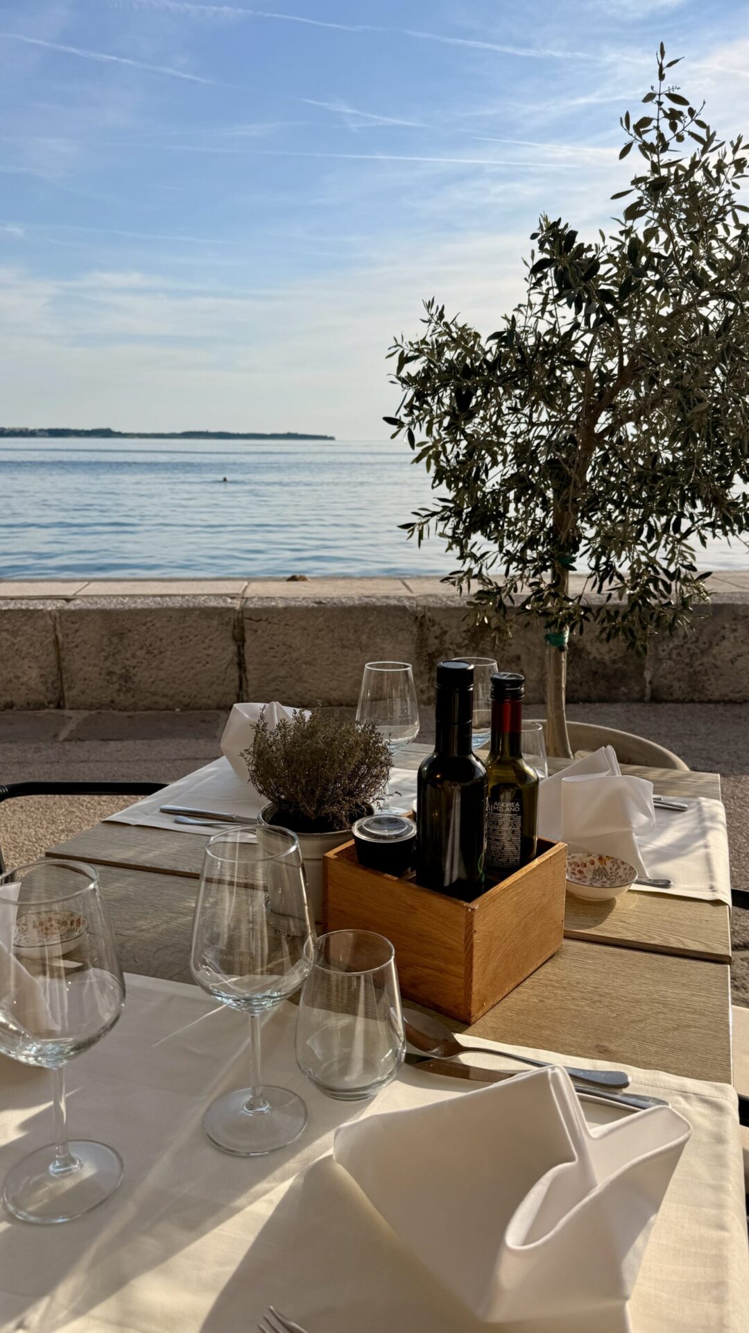 Gedeckter Tisch mit Blick auf die Adria beim Abendessen in Piran