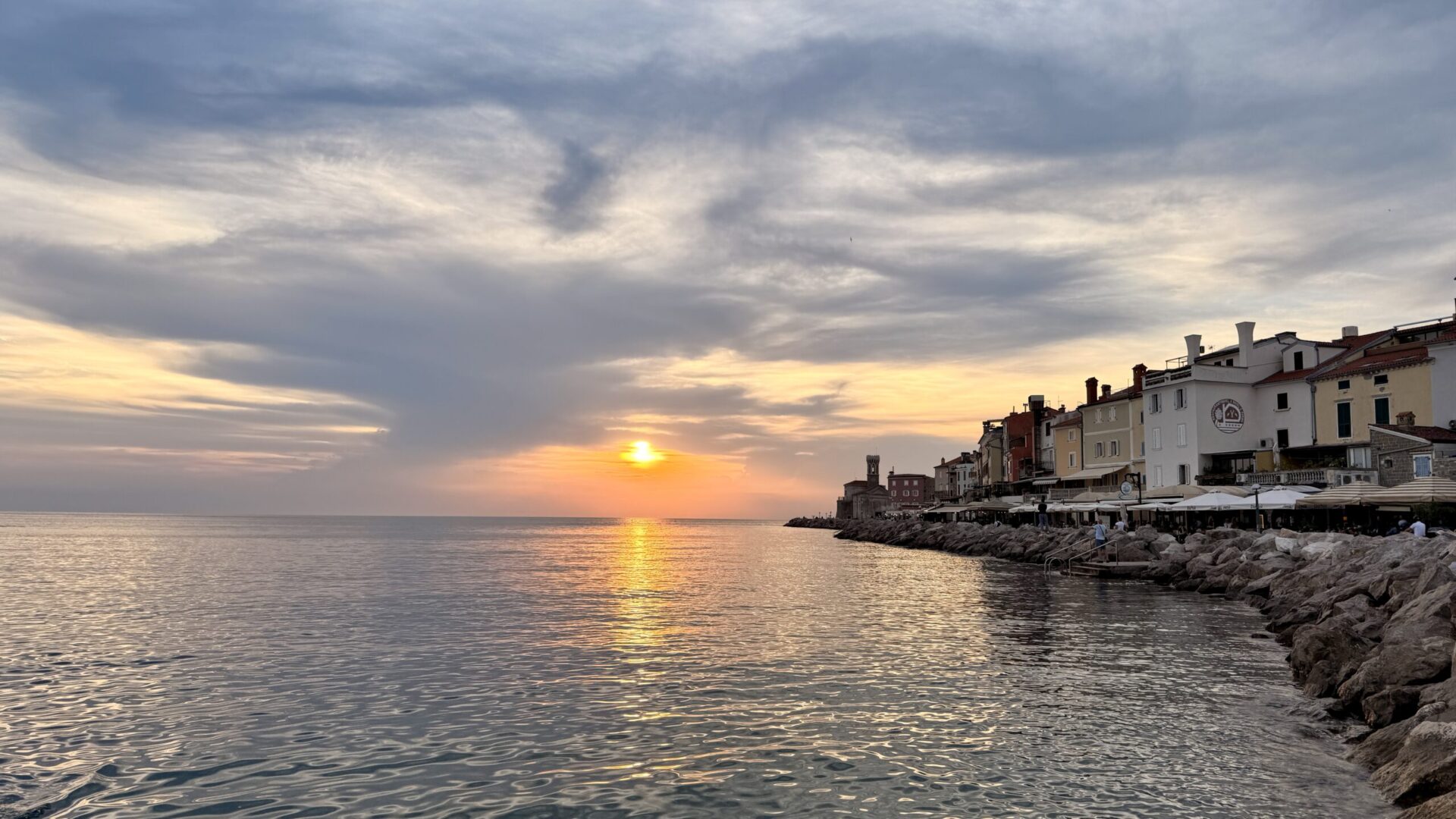 Sonnenuntergang über der Adria an der Uferpromenade von Piran