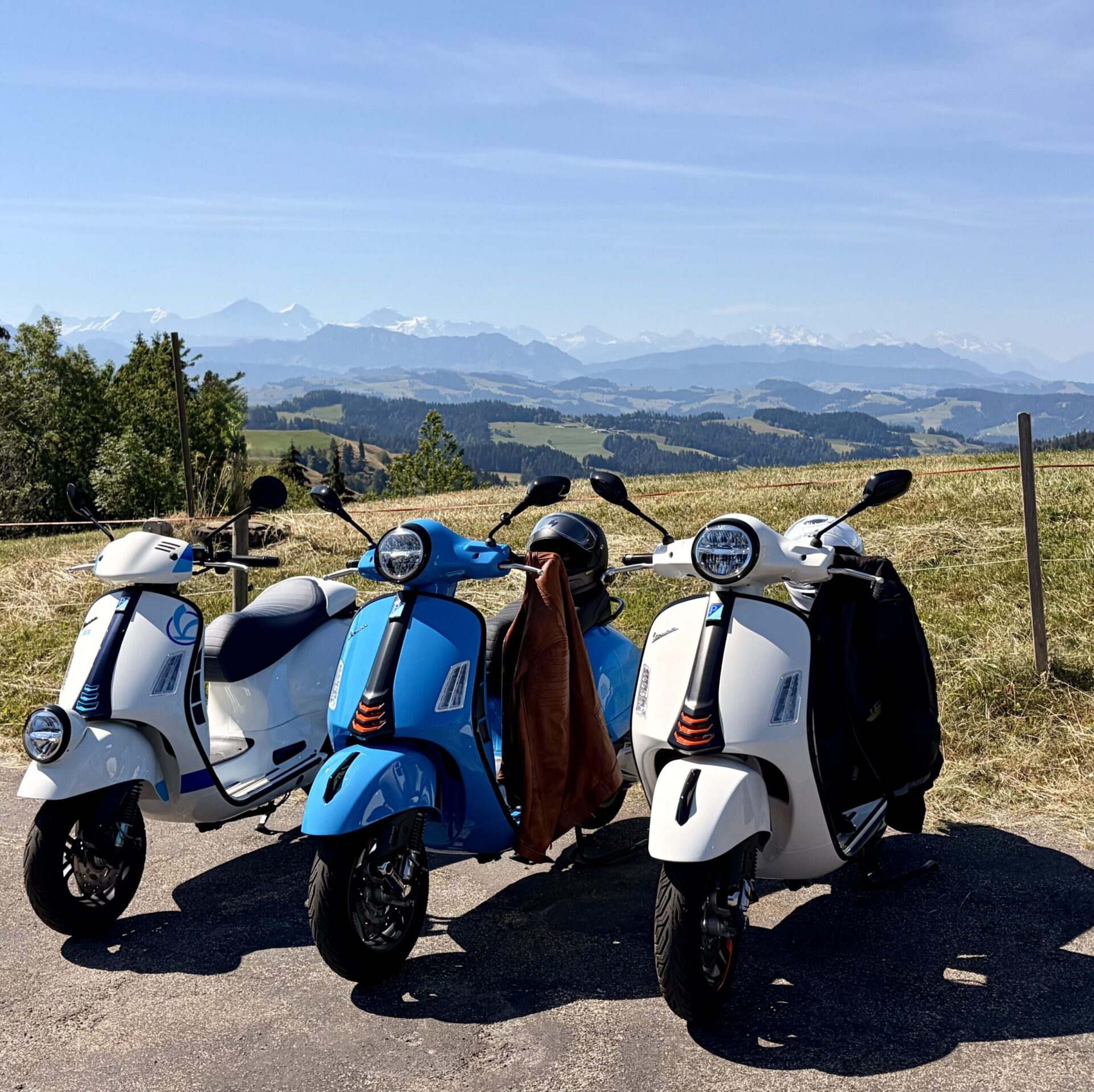 Drei Vespa-Roller mit Panoramablick über das Emmental und die Alpen