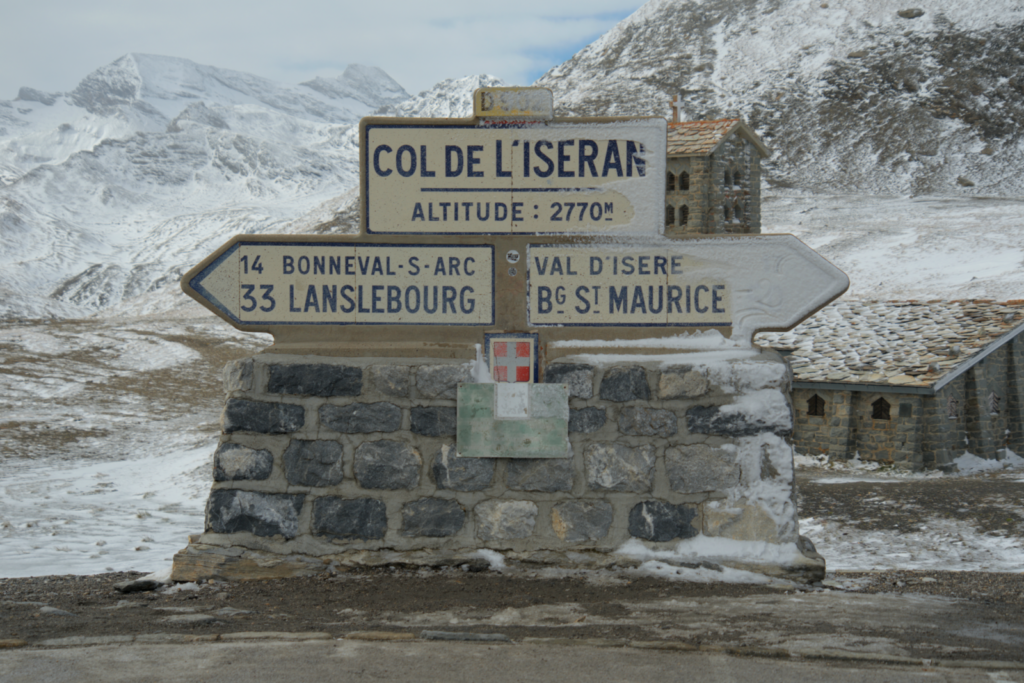 Col de l'Iseran im Schnee auf der geführten Motorradtour über die Route des Grandes Alpes