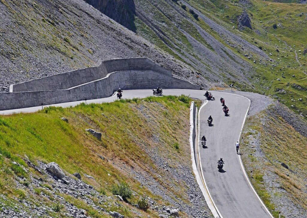 Kurvige Serpentinen der Stilfserjoch-Passstrasse in den Alpen
