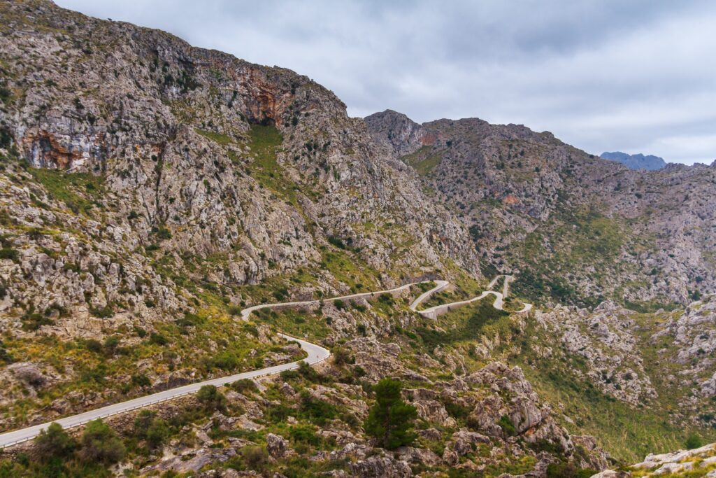 Felsige Berglandschaft in Andalusien auf der geführten Motorradtour