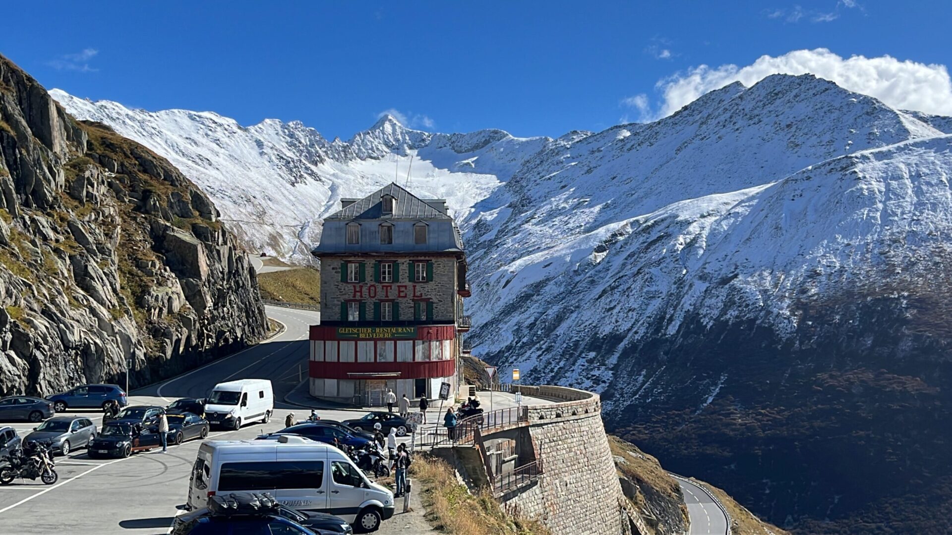 Hotel Belvédère in der Kehre der Furkapassstrasse vor verschneiten Gipfeln
