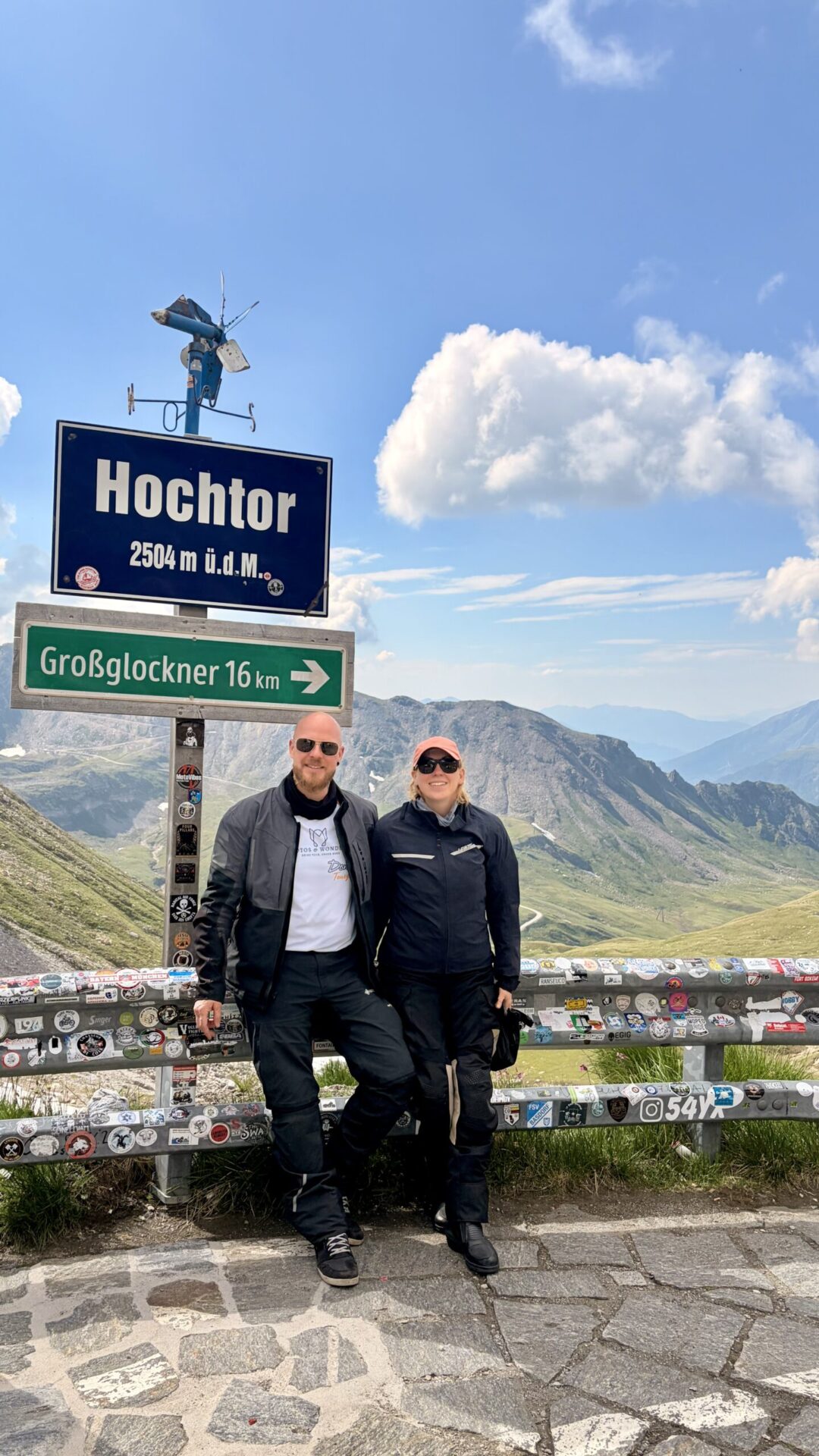 Dominik und Paulina von Motos & Wonders am Hochtor auf der Grossglockner-Hochalpenstrasse