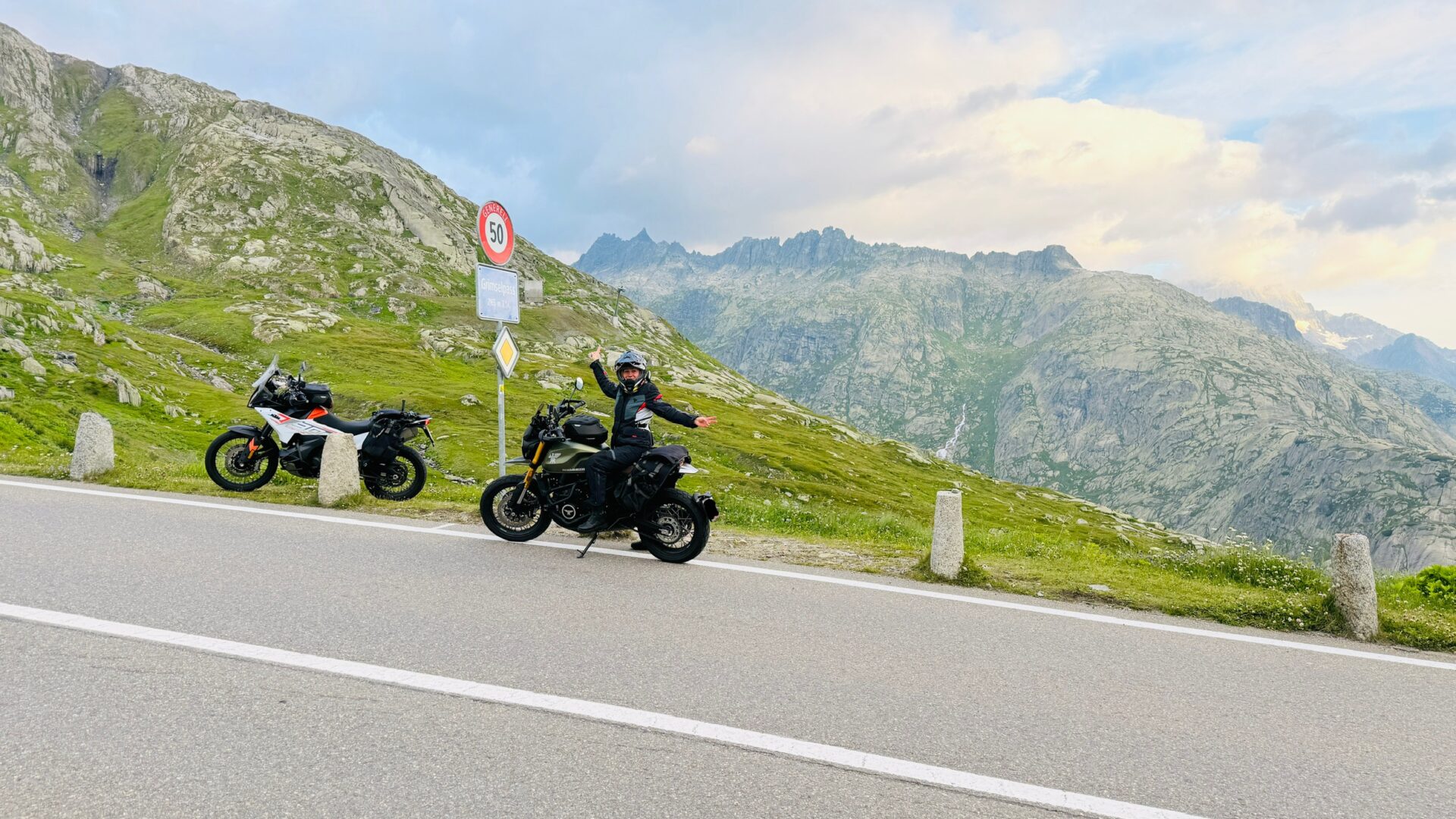 Zwei Motorräder am Strassenrand der Grimselpassstrasse vor Granitgipfeln