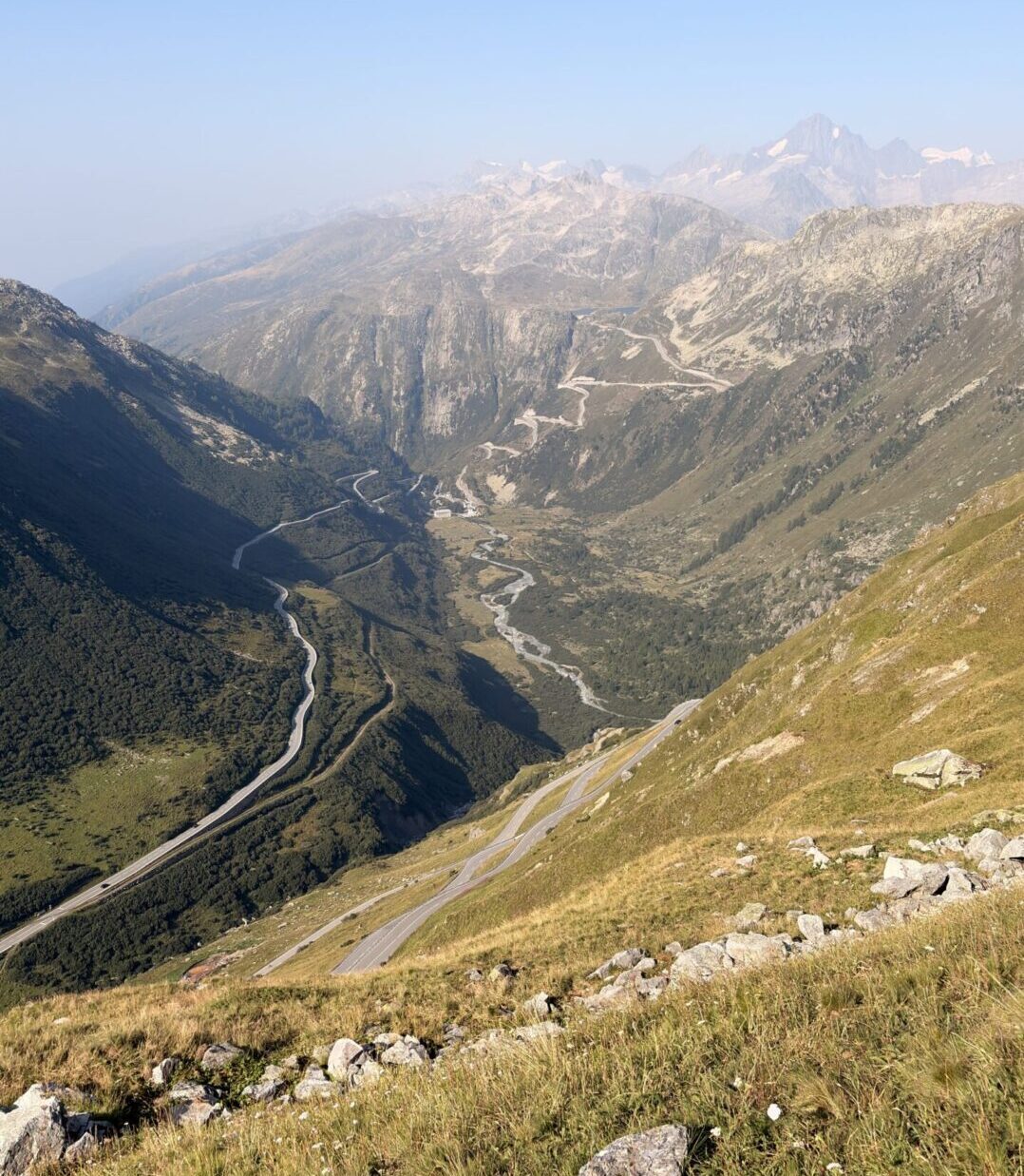 Blick hinunter nach Gletsch mit den Serpentinen von Grimsel- und Furkapass