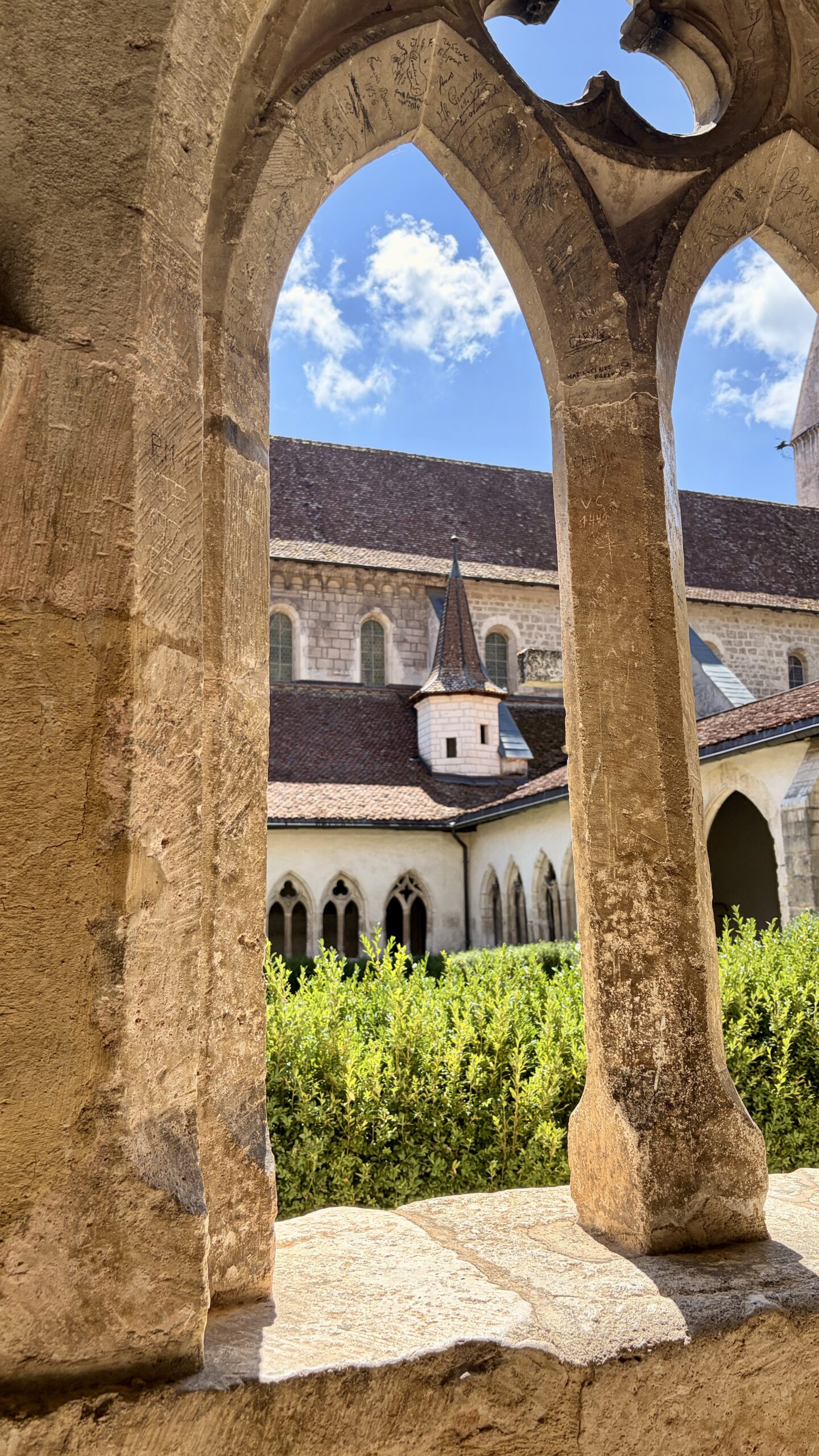 Kreuzgang der Stiftskirche von Saint-Ursanne mit Arkaden und Innenhof