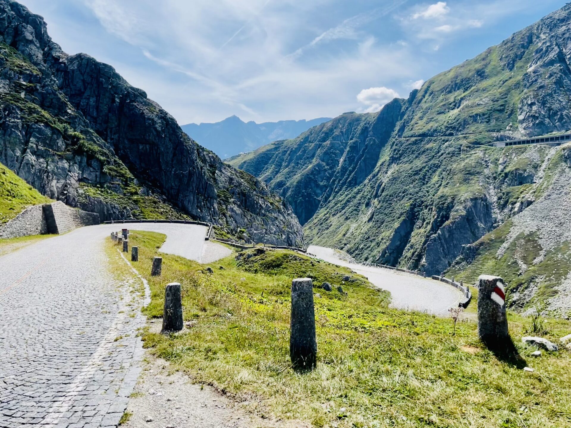 Kopfsteinpflaster-Kehre der Tremola am Gotthardpass mit Blick ins Tal