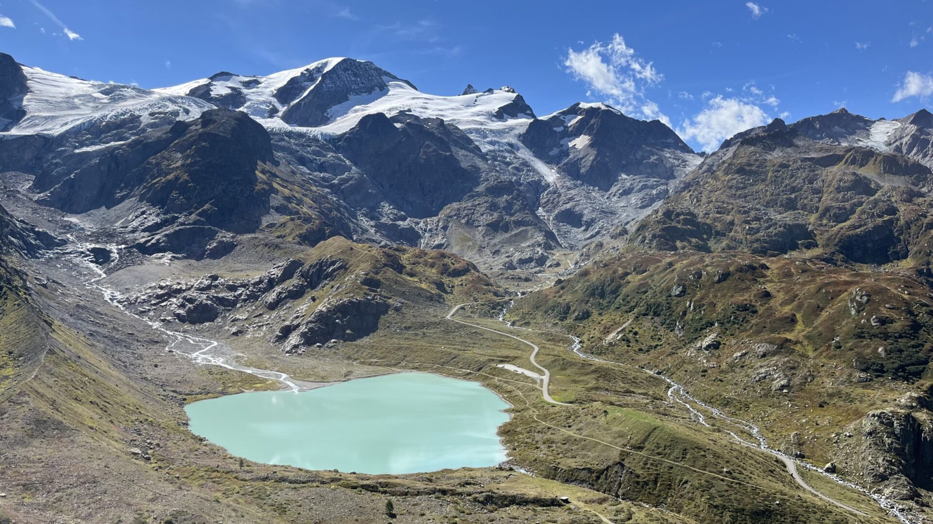 Türkiser Steinsee unter dem Steingletscher am Sustenpass