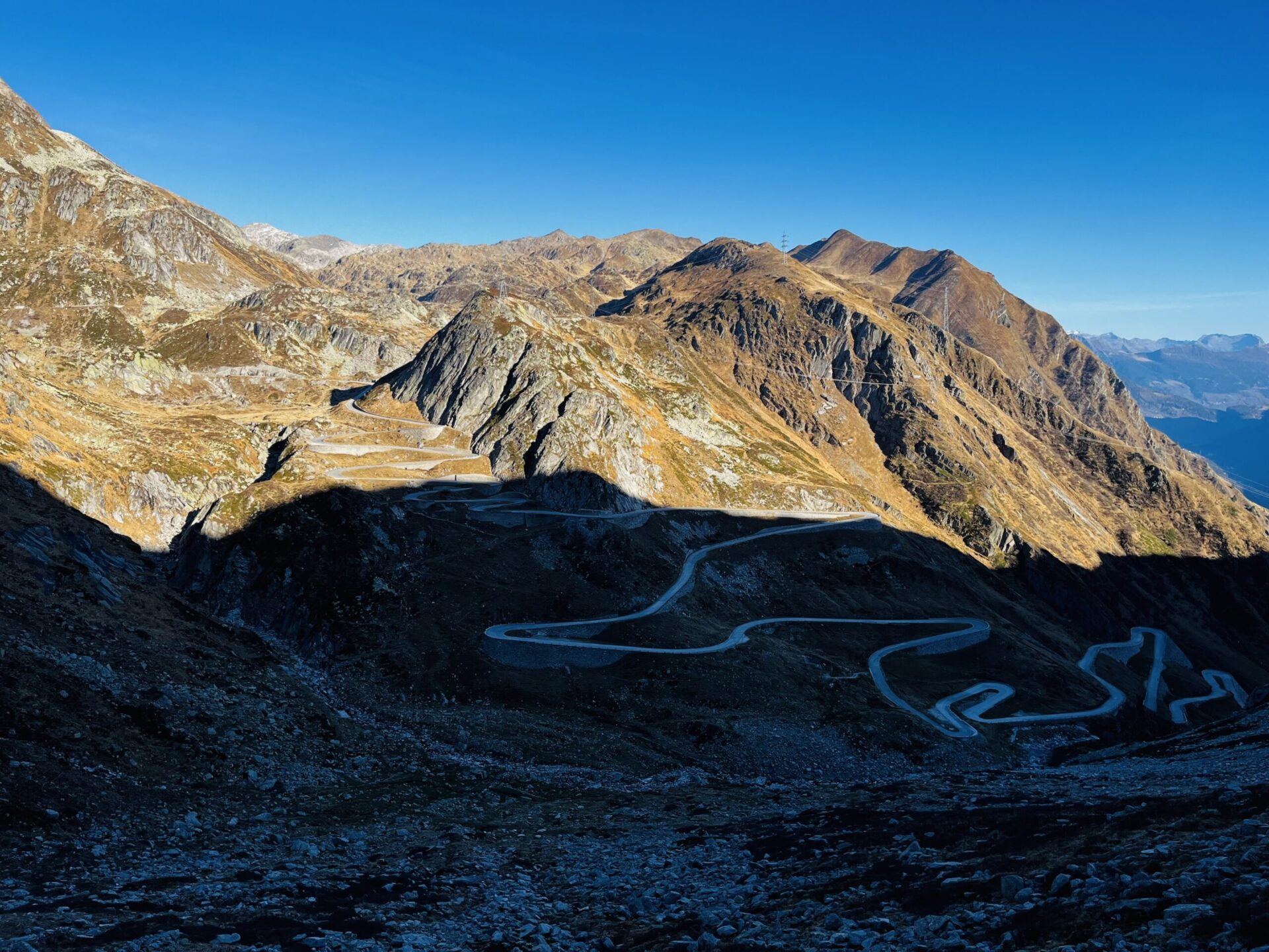 Serpentinen der Tremola am Gotthardpass von oben, im Hintergrund die Leventina
