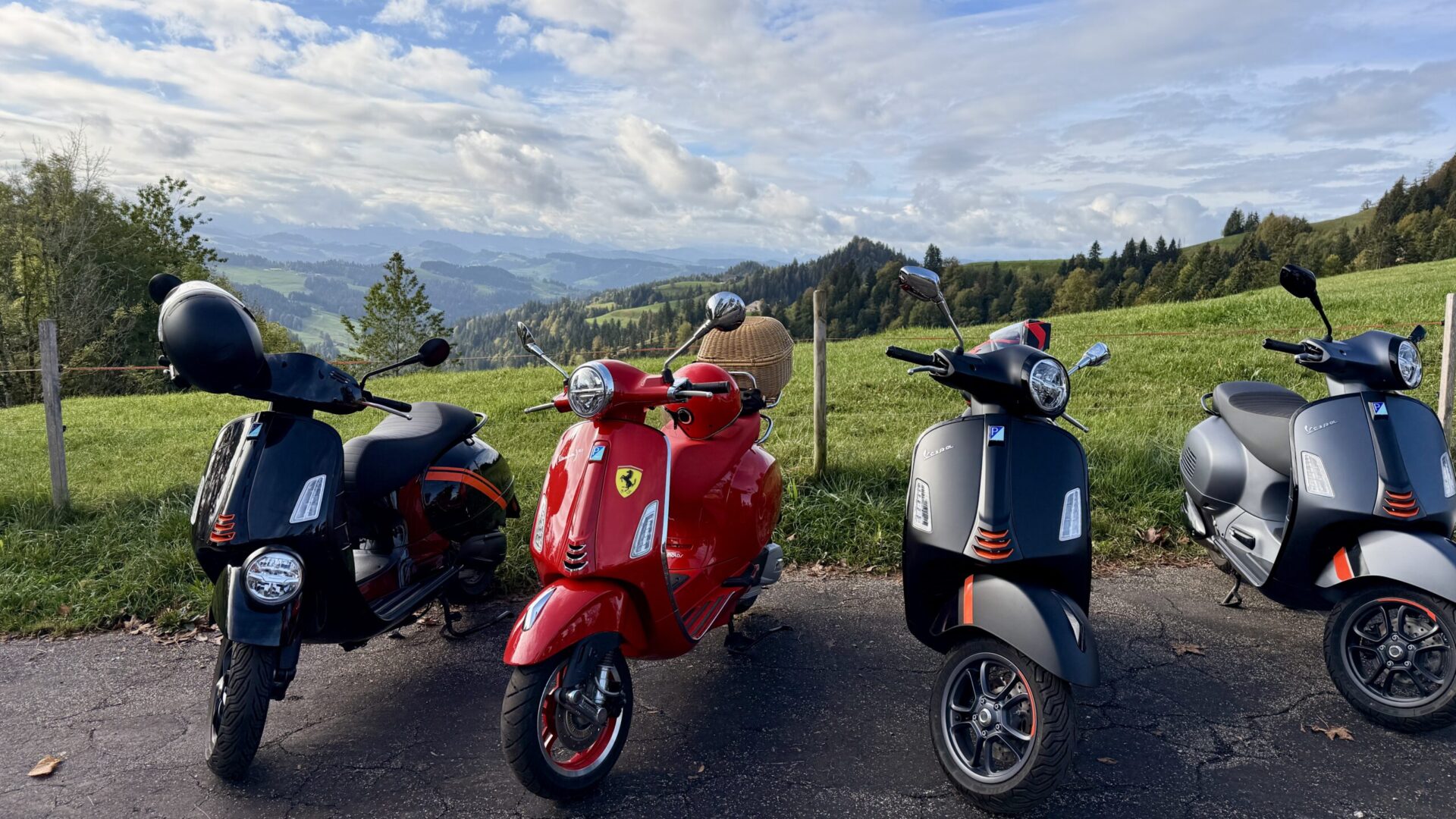 Vier Vespas in einer Reihe auf der Lüderenalp mit Blick über die Emmentaler Hügel