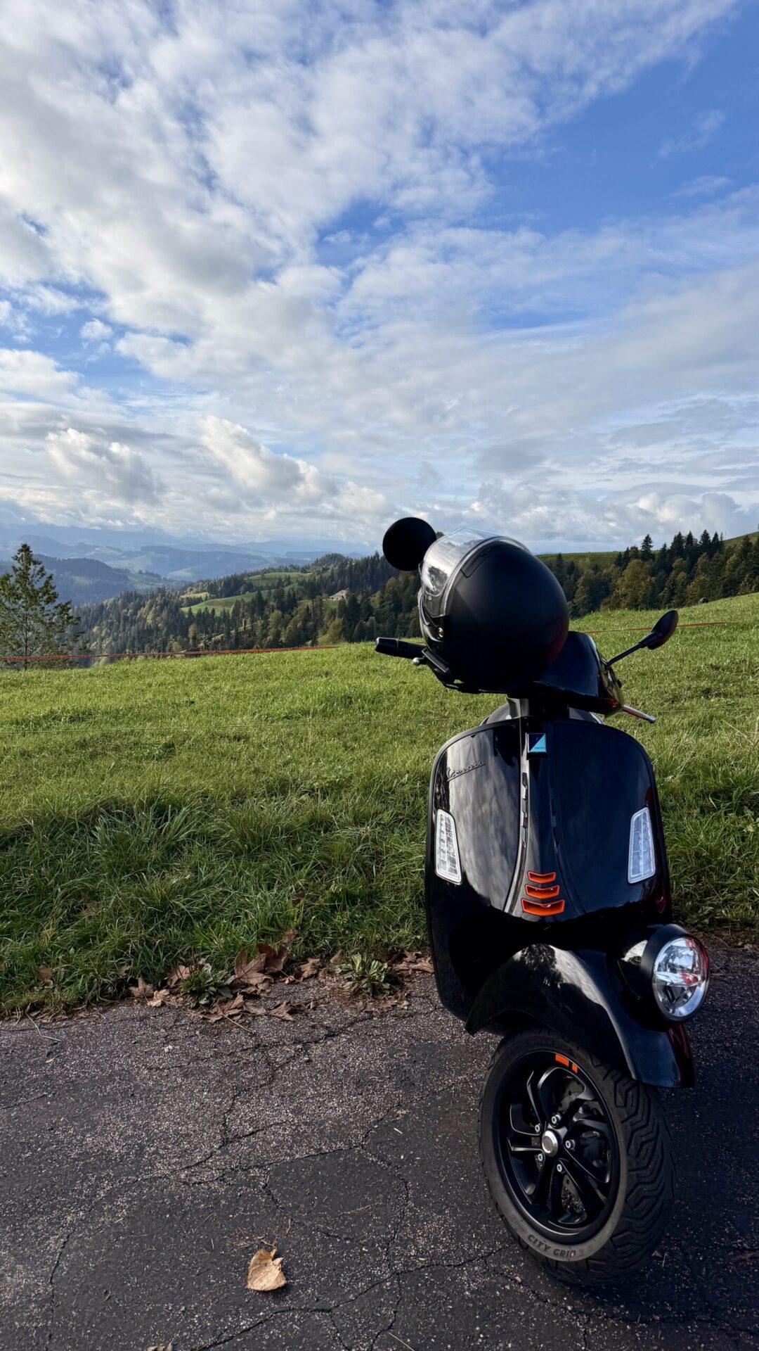 Die schwarze Vespa GTV von Dominik von Motos & Wonders auf der Lüderenalp